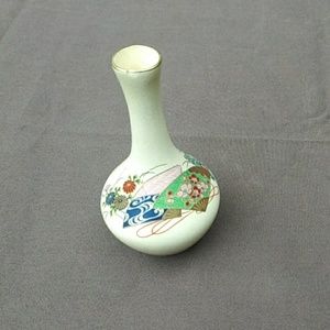 Small Satsuma Japanese accent vase.